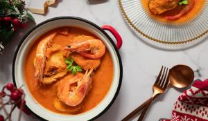 Lluç en salsa vermella i gambes